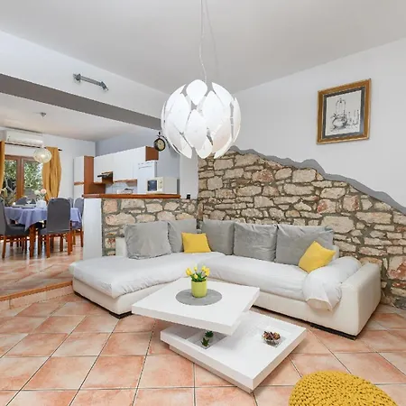 Holiday home Mit Privatpool Fuer 8 Personen Ca 150 Qm In Cokuni, Istrien Suedkueste Von Istrien