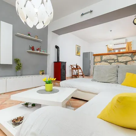 Mit Privatpool Fuer 8 Personen Ca 150 Qm In Cokuni, Istrien Suedkueste Von Istrien Holiday home Mutvoran