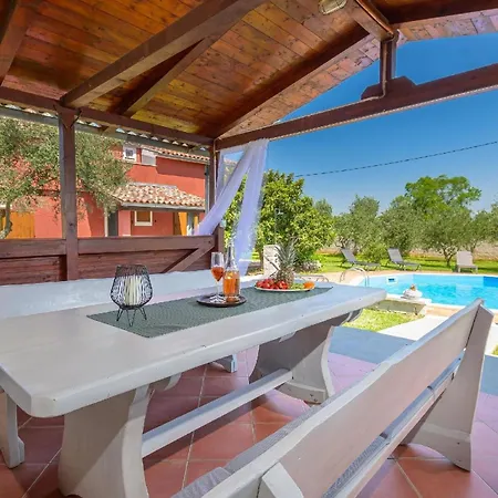 Mit Privatpool Fuer 8 Personen Ca 150 Qm In Cokuni, Istrien Suedkueste Von Istrien Holiday home Mutvoran